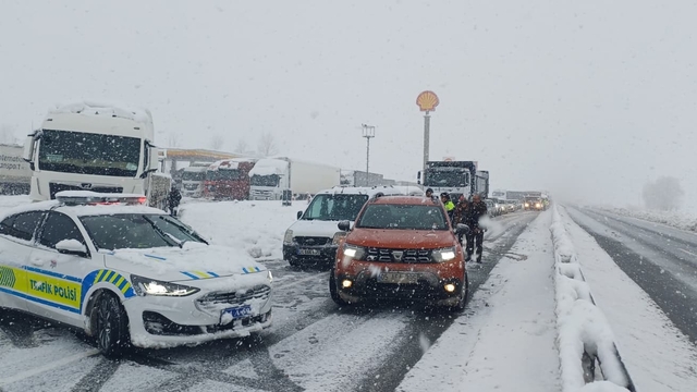 Kar ve tipi ulaşımı aksatıyor