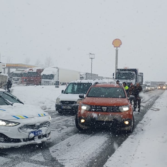 Kar ve tipi ulaşımı aksatıyor