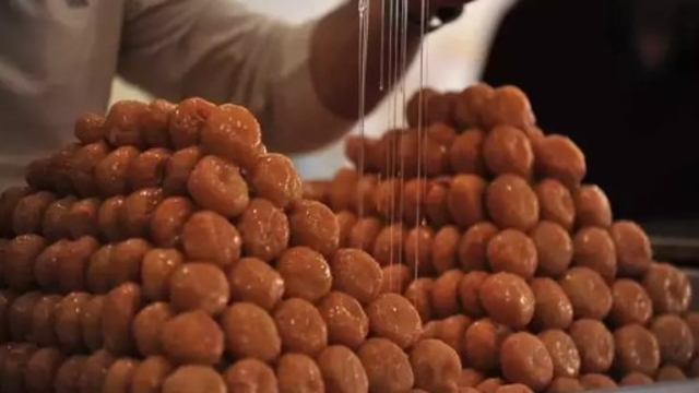 Dedesinin üretip tarifini sır gibi sakladıkları 'ramazan helvası', 66 yıldır iftar sofralarını tatlandırıyor