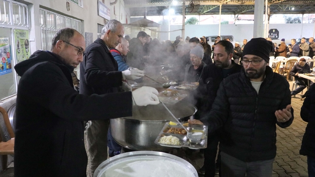 Bu mahallede ramazanda iftar yemeklerini erkekler hazırlıyor