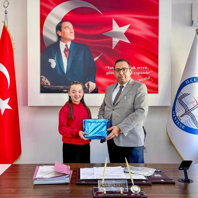 Menteşeli Azra İstiklal Marşı okuma yarışmasında Türkiye birincisi oldu