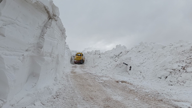 Türkiye-İran sınır hattında karla mücadele çalışması