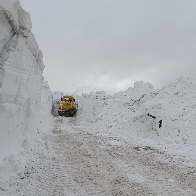 Türkiye-İran sınır hattında karla mücadele çalışması