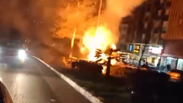 Aydınlatma direğinin kabloları alev aldı