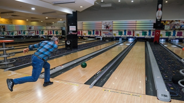 Kuşaklar bowling pistinde buluştu