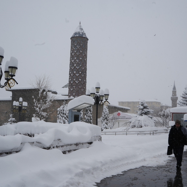 Kar durdu soğuklar geldi