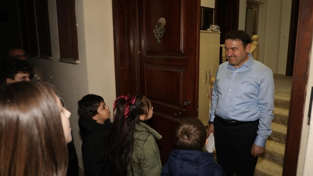 Çocuklar Vali Işın'a "Küpecik" yaptı