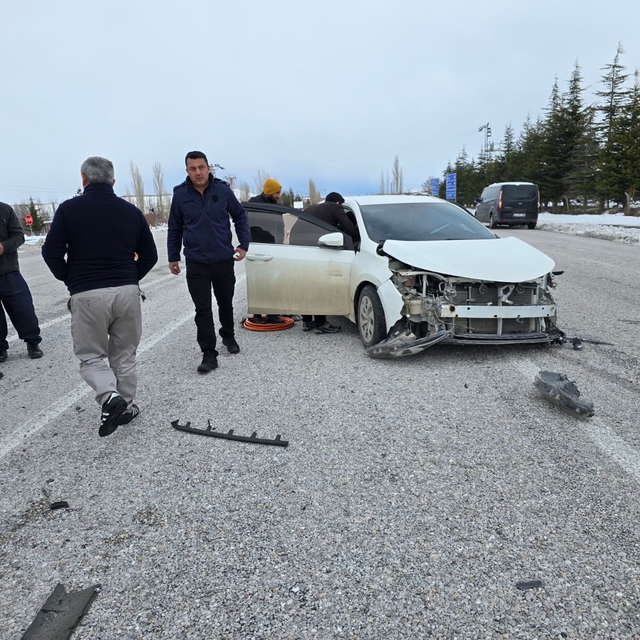Malatya'da hafif ticari araç ve otomobilin çarpıştığı kazada 2 kişi yaralan...