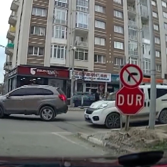 Kütahya'da iki aracın çarpışması kameralara yansıdı