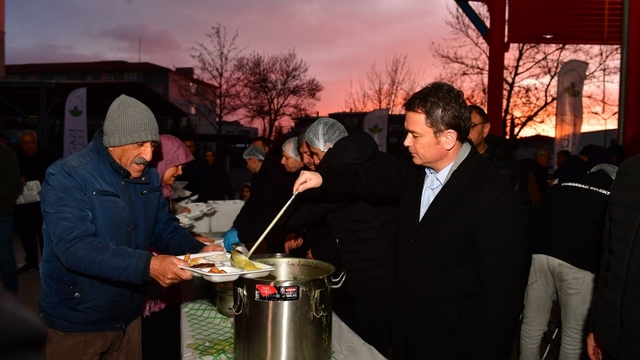 Başkan Erkan Aydın Panayır'da vatandaşlarla gönül sofrasında buluştu