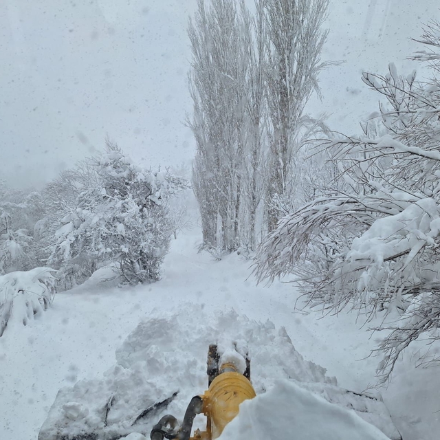 Siirt'te karla kaplı yollar ulaşıma açıldı
