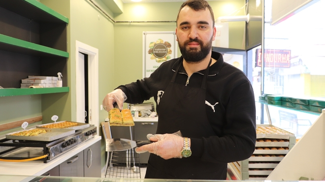 Gaziantepli usta, sahte ile gerçek baklavayı ayırt etmenin yollarını anlattı
Baklavacı Harun Özpolat:
"Hangi firmadan alacaklarsa önce tadına baksınlar"