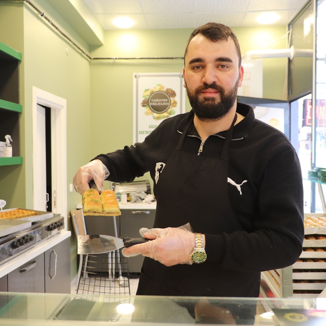 Gaziantepli usta, sahte ile gerçek baklavayı ayırt etmenin yollarını anlatt...