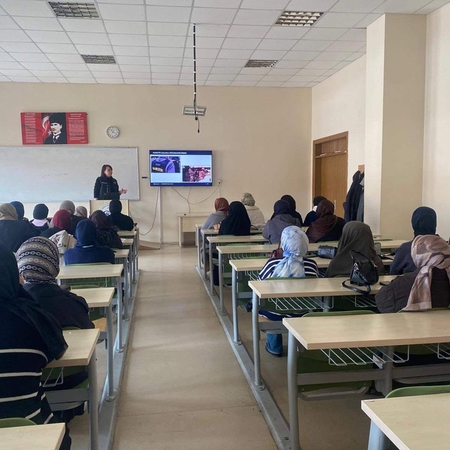 Erzincan emniyeti üniversite öğrencilerini uyuşturucuya karşı bilgilendirdi
