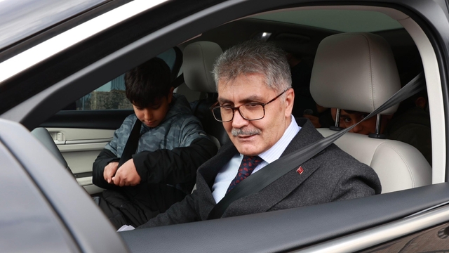 Bingöl Valisi Çelik, Togg makam aracıyla çocukları gezdirdi