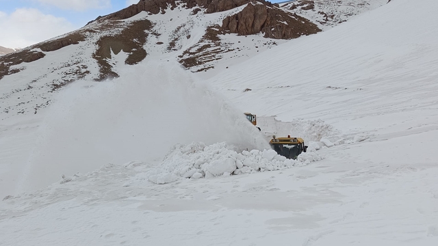 Van'da ekiplerin zorlu karla mücadele çalışması