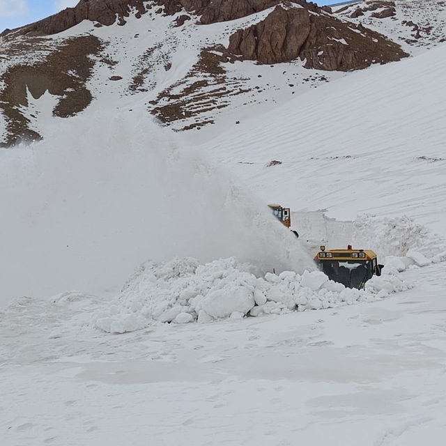 Van'da ekiplerin zorlu karla mücadele çalışması