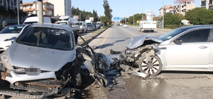 Serik'te iki otomobil çarpıştı:2 yaralı