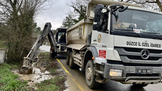 Soğukpınar Köyü'nde kanal temizliği çalışmaları sürüyor