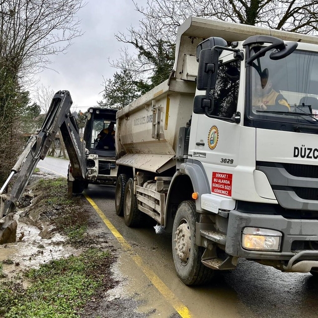 Soğukpınar Köyü'nde kanal temizliği çalışmaları sürüyor
