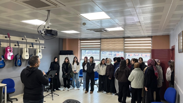 Lise öğrencileri gençlik merkezinde vakit geçirdi