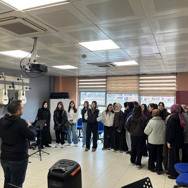 Lise öğrencileri gençlik merkezinde vakit geçirdi