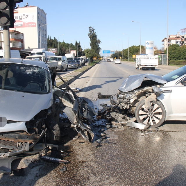 Serik'te iki otomobil çarpıştı:2 yaralı