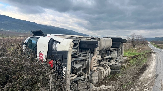 Bilecik'te tır şarampole devrildi