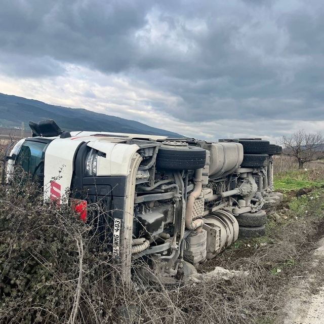 Bilecik'te tır şarampole devrildi
