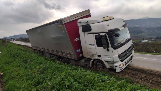 Bilecik'te direksiyon hakimiyetini kaybeden tır şarampole düştü