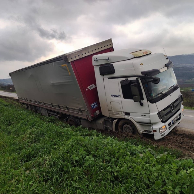 Bilecik'te direksiyon hakimiyetini kaybeden tır şarampole düştü