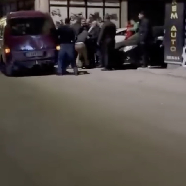 Bursa'da mahallede aileler arası kavga bir anda büyüdü