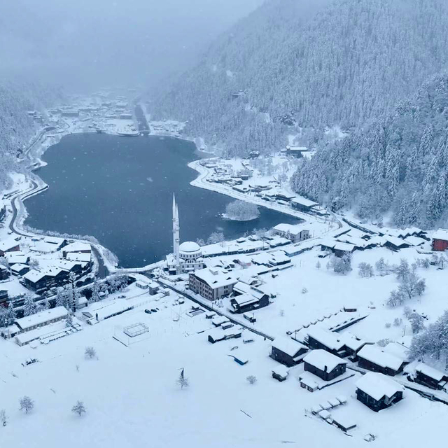 Uzungöl'de kar yağışı sonrası seyirlik manzaralar