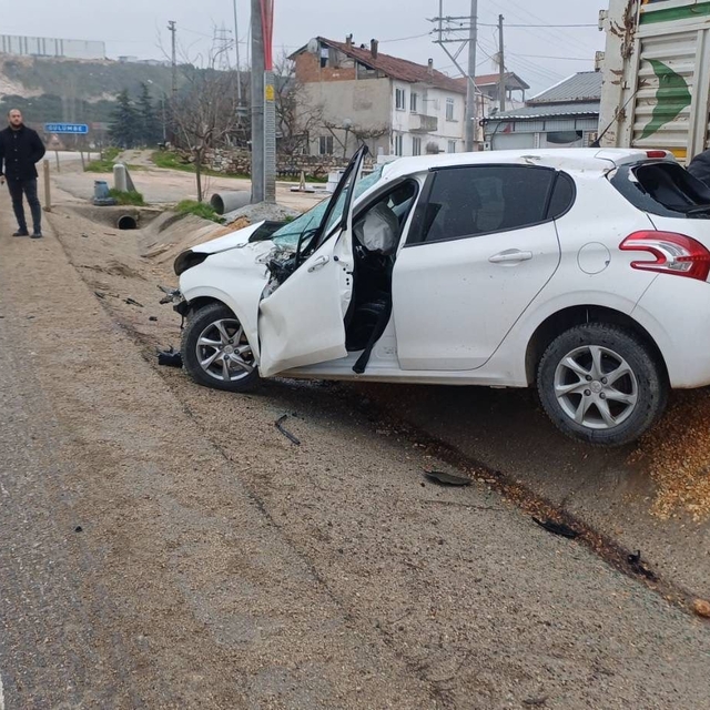 Bilecik'te direksiyon hakimiyetini kaybeden otomobil park halindeki tıra ça...