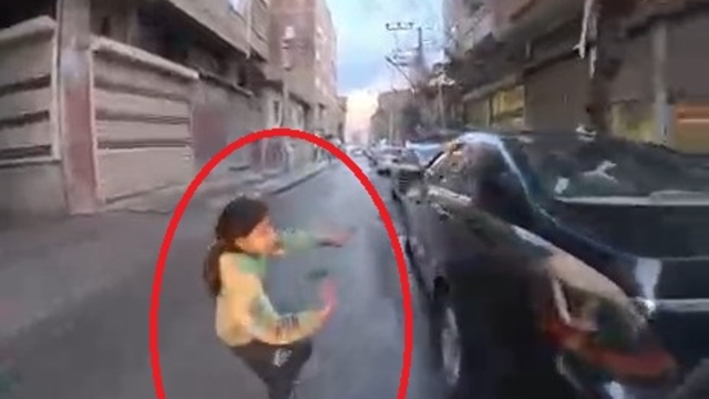 Çocuğun, motosikletin altında kalmaktan son anda kurtulduğu anlar kamerada