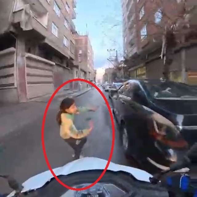 Çocuğun, motosikletin altında kalmaktan son anda kurtulduğu anlar kamerada