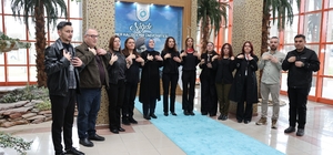 İşitme engelli öğrencilerin hayatlarını kolaylaştırmak için işaret dili öğreniyorlar