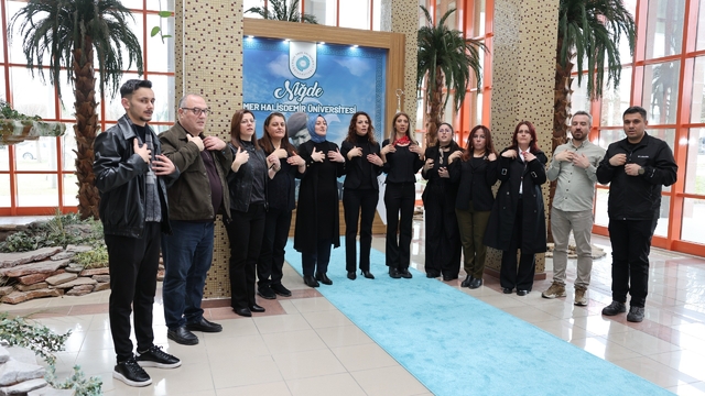 İşitme engelli öğrencilerin hayatlarını kolaylaştırmak için işaret dili öğreniyorlar