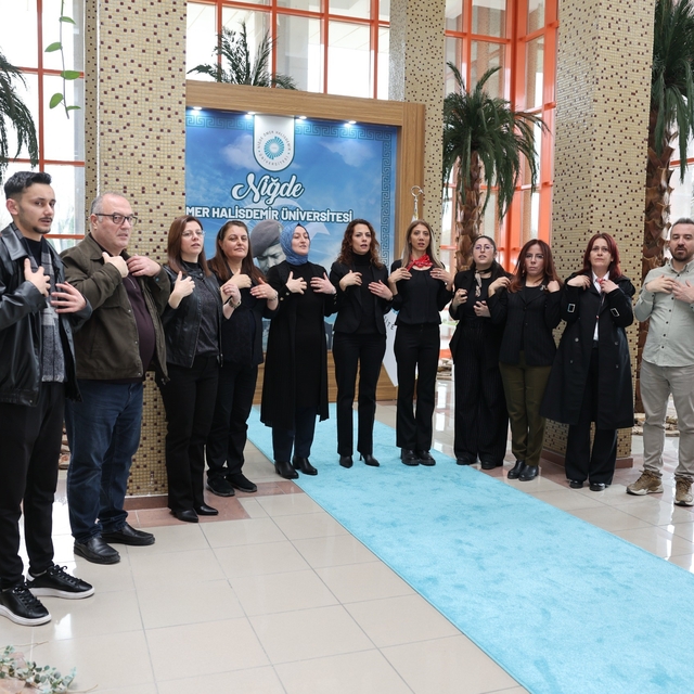 İşitme engelli öğrencilerin hayatlarını kolaylaştırmak için işaret dili öğr...