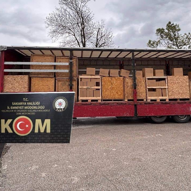 Otoyolda durdurulan tırdan 3 milyon 600 adet boş makaron yakalandı