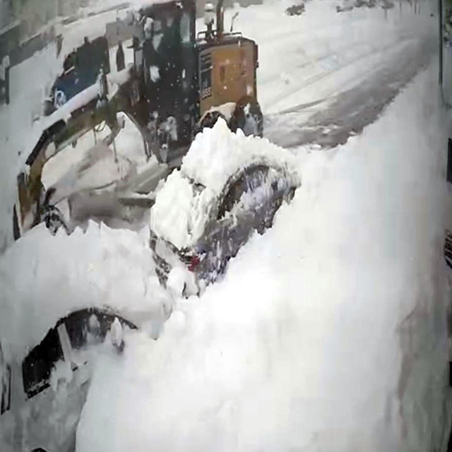 İş makinesinin yol temizliği sırasında kara gömülen otomobile çarptığı kaza...