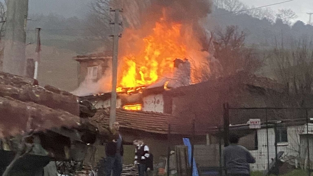 Evlerinde yangın çıkan çift öldü