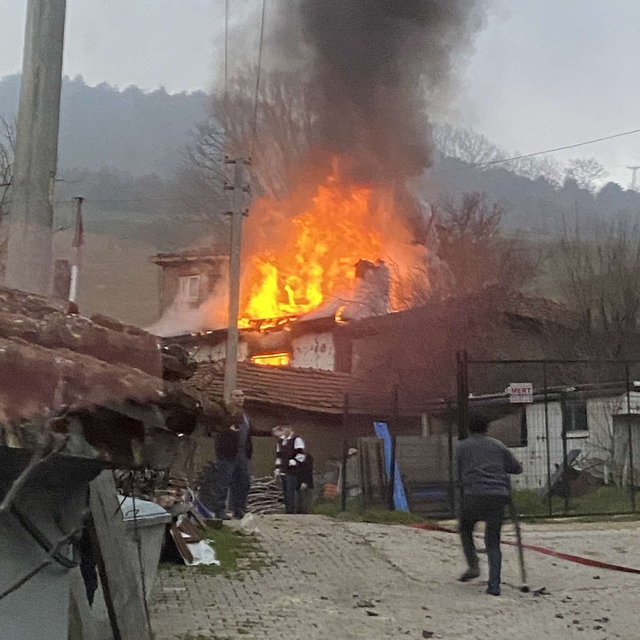 Evlerinde yangın çıkan çift öldü