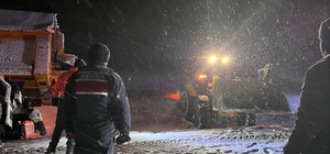 Karda mahsur kalan araçların imdadına Jandarma ekipleri yetişti