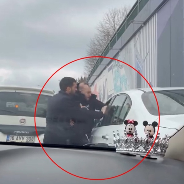 Trafikte otomobilin önünü kesip, saldırı amaçlı araçtan inen sürücüye 180 b...