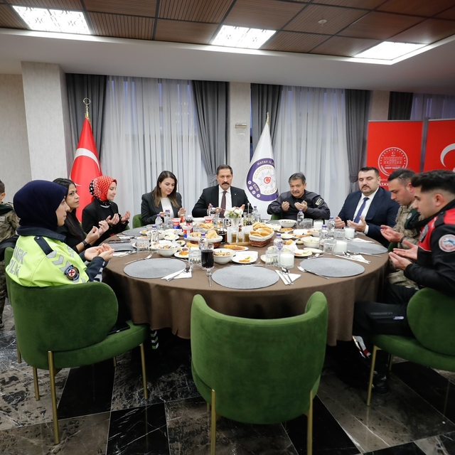 Vali Masatlı, polis teşkilatıyla iftar sofrasında bir araya geldi
