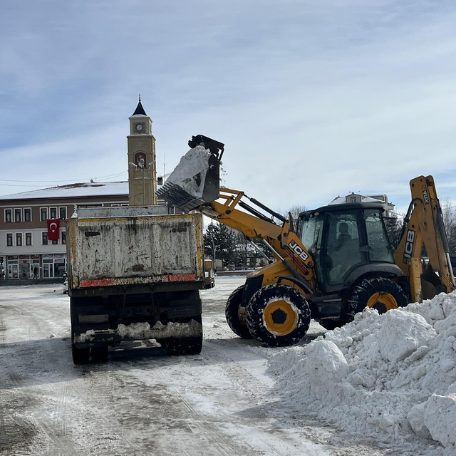Bayburt'un ilçe ve beldelerinde kar mesaisi devam ediyor