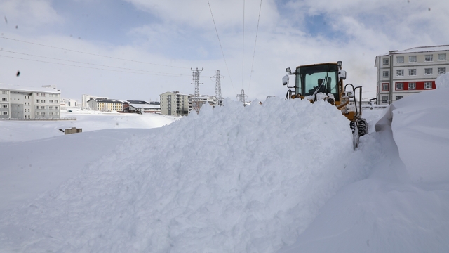 Bitlis'te yoğun karla mücadele çalışması