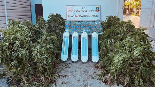 Antalya'da 23,9 kilo uyuşturucu madde ele geçirildi