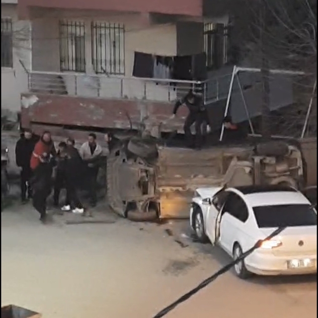 İki otomobil çarpıştı: 3 yaralı